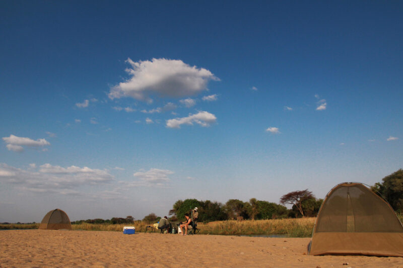 Slalommen om nijlpaarden - een avontuur op de machtige Zambezi rivier - Onze tent op het eiland